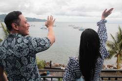 AHY dan Annisa Pohan Menyaksikan Pawai Nelayan di Laut Mamuju