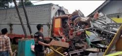 Brak!!! Tronton Seruduk Rumah dan 2 Truk, Satu Orang Tewas