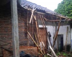 Pohon Tumbang di Wanadadi Timpa Rumah Warga