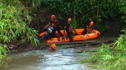 Seorang Santri Tenggelam saat Cuci Karpet di Sungai Bondoyudo yang Sedang Banjir