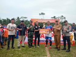 Anggota DPRA Menutup Secara Resmi Open Turnamen Sepak Bola di  Lapangan Beureuteh Utara