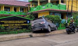 Mobil Fortuner Tabrak Pagar Sekolah SDN 18/V Kuala Tungkal