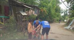 Viral! Mekanik WSBK Perbaiki Sepeda Milik Anak Kecil di Mandalika