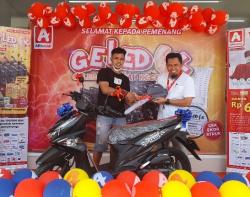 Sempat Tidak Percaya, Warga Manado Ini Bahagia Dapat Hadiah Sepeda Motor dari Alfamidi