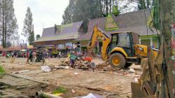 Puluhan Kios di Pasar Buah Brastagi Diratakan Petugas Satpol PP Karo