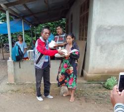 Peduli Korban Bencana Tanah Longsor, SMAN Weluli Serahkan Bantuan Sembako Kepada Warga Terdampak