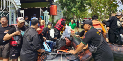 Banjir di Sragen Masih Tinggi, Aktivitas Warga Gunakan Perahu