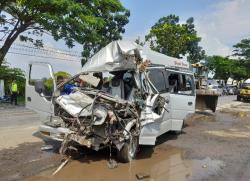 Kecelakaan Jalur Pantura, Eelf Rombongan Santri Hendak Ziarah Wali Tabrak Truk Parkir