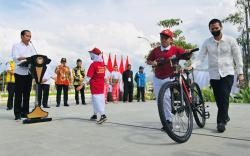 Seperti Biasa, Jokowi Bagi-bagi Sepeda Lewat Kuis di Bandung