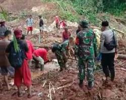 Petugas Lanjutkan Pencarian Korban Tertimbun Tanah Longsor di Kecamatan Muncang Lebak