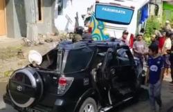 Bus Pariwisata di Jalur Wisata Guci Tabrak 2 Mobil dan 1 Warung, 6 Korban Luka, Ini Penyebabnya