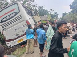 Bus Pariwisata Berpenumpang Pelajar, Tabrak 5 Kendaraan di Jalur Wisata Bromo