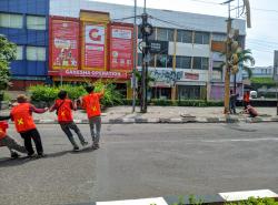 Lagi-lagi Satpol PP Karawang Tertibkan Puluhan Titik Reklame Usang dan Tak Berizin