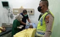 Dituding Tabrak Lari, Sopir dan Kernet Mobil Pikap Diamuk Warga