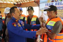 Cegah Kecelakaan Nelayan di Laut, Satpolairud Polres Brebes Bagikan Life Jaket