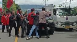 Ricuh, Aksi Protes GMNI Terhadap Pemda yang Terlantarkan Warga Transmigran Sikka di Sulawesi Barat