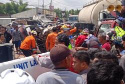 'Adu Kebo' Dua Truk di Serang,  2 Orang Terjepit Nyaris Tewas