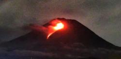 Malam Ini Gunung Merapi Kembali Luncurkan Awan Panas