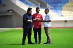 Inspeksi Stadion Manahan Solo, Erick Thohir Minta Jaga Spot Sponsor-sponsor FIFA