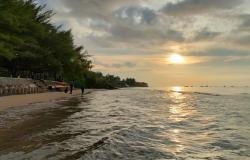 Berwisata Ke Pantai Slopeng yuk, Menikmati Pasir Putih di Sore Hari dan Minum Air Kelapa