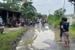 Jalan R Denda Kusuma Rusak Parah Bak Kubangan Kerbau Kian Menyengsarakan Warga