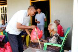 Memberi dari Kekurangan, Kelompok Arisan Ikatan Keluarga Flores Marae Bagikan  Sembako bagi Lansia