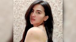 Potret Hot Diana Dee Kenakan Bra Tipis Pose di Tepi Kolam Renang