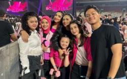 Keseruan Deretan Artis Indonesia Nonton Konser BLACKPINK, Melly Goeslaw Sampai Minta Maaf