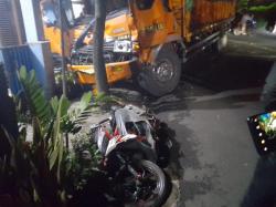 Tabrakan Maut di Cicurug Sukabumi 2 Biker Tewas Dilindas Truk, 1 Rumah Warga Ikut Tertabrak