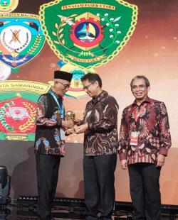 Wapres RI Ma'ruf Amin Berikan Penghargaan Pemda Berstatus Universal Health Coverage