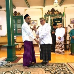 Milad ke-215 Kasultanan Kacirebonan, Berikan Tongkat Khotbah Ki Ketip pada Pimpinan Ponpes