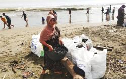 Ratusan Warga Aceh Barat Berjibaku Pungut Ceceran Batu Bara yang Mencemari Pantai