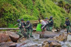 Satgas YR 321/GT Bangun PLTMH di Papua Pegunungan