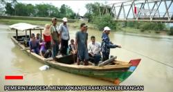 Jembatan Diperbaiki, Warga Sebrangi Sungai Pakai Perahu