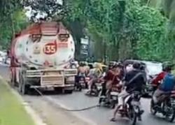 Diduga Rem Blong, Truk Tangki BBM Tabrak Sejumlah Mobil dan Sepeda Motor, 2 Orang Luka Berat