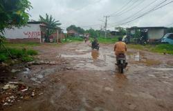 Warga Ketileng Cilegon Minta Dinas PU Segera Perbaiki Jalan Rusak Menuju Kelurahan