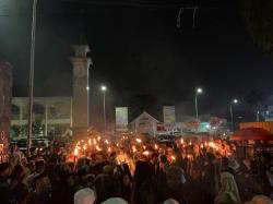 Antusias Sambut Ramadhan, 10 Ribu Rakyat Karawang Pawai Obor Keliling Kota