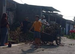 Sambut Ramadhan Warga Gotong Royong Bersihkan Komplek