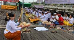 Umat Hindu Kaltim Gelar Upacara Melasti di Depan Museum Mulawarman