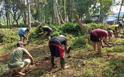 Jelang Ramadan, Warga Desa Petambakan Bersihkan Makam