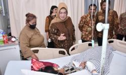 Jengguk Penyandang Disabilitas Korban Penganiayaan, Bupati Sukoharjo Gratiskan Biaya Pengobatan