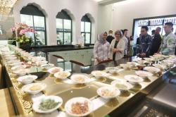 Unik! Aroma Padang Mojokerto Usung Konsep Sushi Train, Pengunjung Bisa Ambil Menu Sendiri