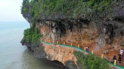 Menguji Adrenalin di Lorong Batu Cangga Gili Iyang Sumenep