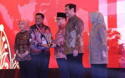 Juara SPBE Nasional, Dony Ahmad Munir Terima Langsung Penghargaan dari Azwar Anas dan Luhut