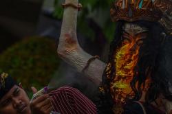 Potret Pembakaran Ogoh Ogoh Jelang Nyepi di Pura Agung Sriwijaya Palembang