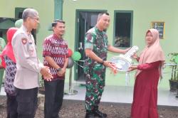 Dandim Sragen Serahkan Kunci Rumah Hasil RTLH kepada Warga Gesi