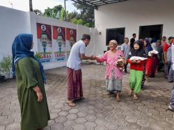 Kepala Desa Temenggungan Bagikan 4 Ton Beras Zakat kepada Warga