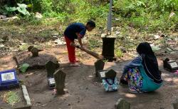 Anak-Anak di Ponorogo Ini Tawarkan Jasa Bersihkan Makam, Sehari Rp100 Ribu