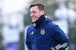 Cedera Tak Kunjung Pulih, Mesut Ozil Putuskan Pensiun dari Sepak Bola