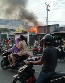 Cafe di Belawan Hangus Terbakar